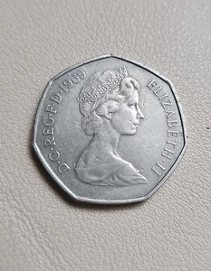 UNITED KINGDOM 🇬🇧 FIFTY (50) NEW PENCE COIN 1969 (QUEEN ELIZABETH II) - Picture 1 of 2