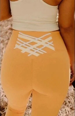 Leggings Fabletics Boost II Powerhold Pequeños Naranja Crema Entrecruzado Espalda Detalle Foto 1 de 4