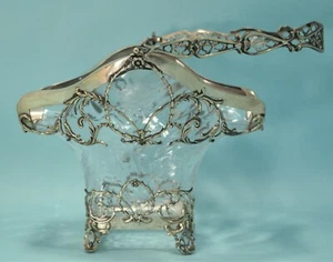 Cesta victoriana inglesa de plata esterlina y vidrio grabado de William Comyns - Imagen 1 de 12