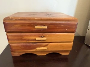 Vintage Holz Schmuck Schmuckkästchen 3 Schubladen lackiert Fuß ~ 5,5 x 5,5 x 8" - Bild 1 von 13