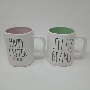 Zwei (2) Rae Dunn Ostern Keramik Kaffeetassen Tasse Frohe Ostern und Jelly Beans - Bild 1 von 10
