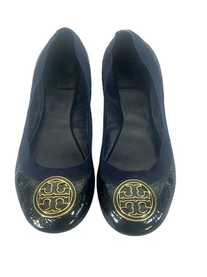Sapatos de balé TORY BURCH Caroline azul marinho couro envernizado logotipo dourado 5M - Imagem 1 de 4