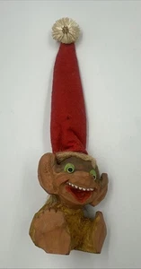 Vintage Norweger Holz Wichtel Troll Figur roter Hut Henning Norwegen handgeschnitzt - Bild 1 von 12