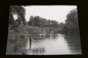tolles altes Negativ - Mädchen am Fluß, Steg, Schild Grenze   1900-1920  - Picture 1 of 6
