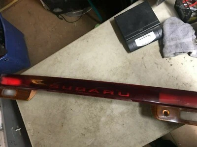Panel de luz trasera montado en puerta levadiza Subaru Legacy Wagon Outback 1995-1999 54085 Foto 1 de 2