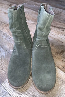 Bota Earth Avani Butternut Classic Olive Relief Pod tamanho 8 - Imagem 1 de 4