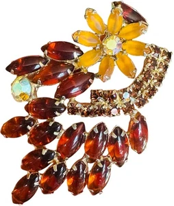Vintage Light & Dark Topaz AB Rhinestone Gold Tone Flower Brooch Pretty For Fall - Picture 1 of 3