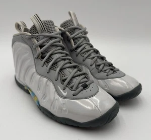 Nike Little Posite One KSA Rainbow Pixel Gris Humo CU1054-001 Talla 7Y - Imagen 1 de 9
