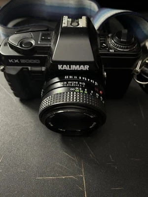 Cámara fotográfica Kalimar KX 5000 negra con lente recubierta de 50 mm 1:1,8 MC y correa para el cuello Foto 1 de 4