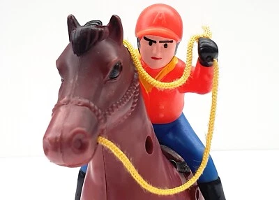 JOCKEY ET SON CHEVAL DE COURSE GALOPANT ANCIEN JOUET MÉCANIQUE    MTU AVEC BOÎTE - Photo 1/4