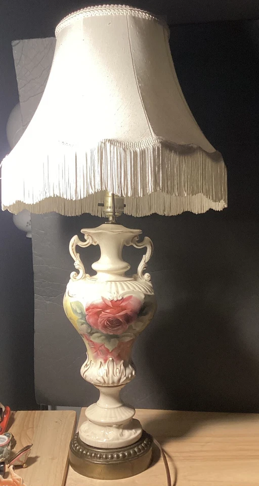Lámpara de mesa vintage de porcelana pintada a mano con rosas hermosa firmada Foto 1 de 4