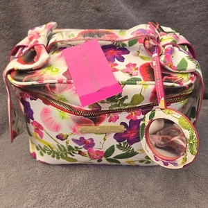 Bolsa de Cosméticos Betsey Johnson Caja de Transporte Fin de Semana Blanco Floral Lazo Maquillaje Estuche - Imagen 1 de 17