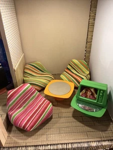 Mobili vintage Barbie CASA DEI SOGNI - 3 sedie, 2 tavolini laterali, tv - Foto 1 di 10