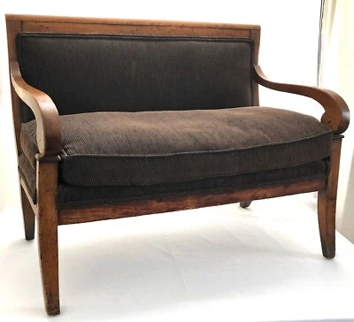 Sofá infantil Biedermeire antiguo de caoba de principios del siglo XIX de 1840 - muñeca y oso Foto 1 de 4