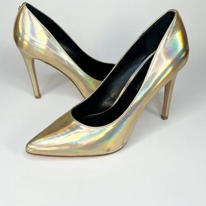 Zapatos de tacón de aguja holográficos dorados metálicos BCBGeneration Heidi 7 - Imagen 1 de 13