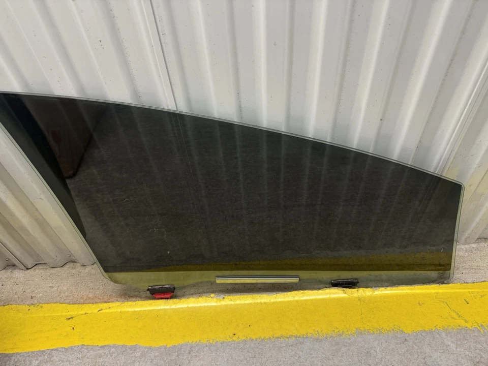 Левое переднее стекло со стороны водителя для двери Prius V 2012 2017 Toyota от оригинального производителя - Изображение 1 из 3