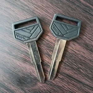 Key Blanks Toyota Land Cruiser FJ60 FJ62 BJ60 HJ60 Vintage Uncut Rubber 2pcs - Picture 1 of 5