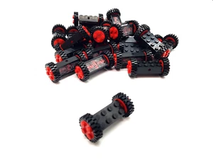 Lego 23x Achse 7049 mit Rädern 7039 old 2x2 schwarz 4 Noppen Auto Waggon - Bild 1 von 2