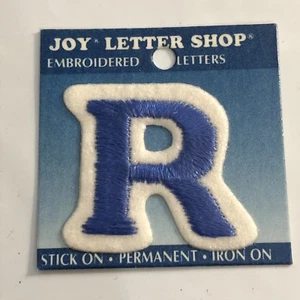 Joy Letter Shop azul R 1,5"" parche bordado con palanca de hierro aplique artesanía - Imagen 1 de 5