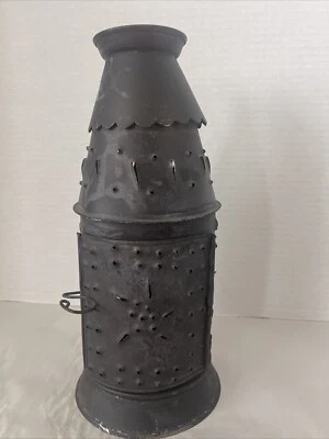 Candelabro de hojalata Baker’s Lantern perforado a mano antiguo acabado ennegrecido 11” Foto 1 de 4