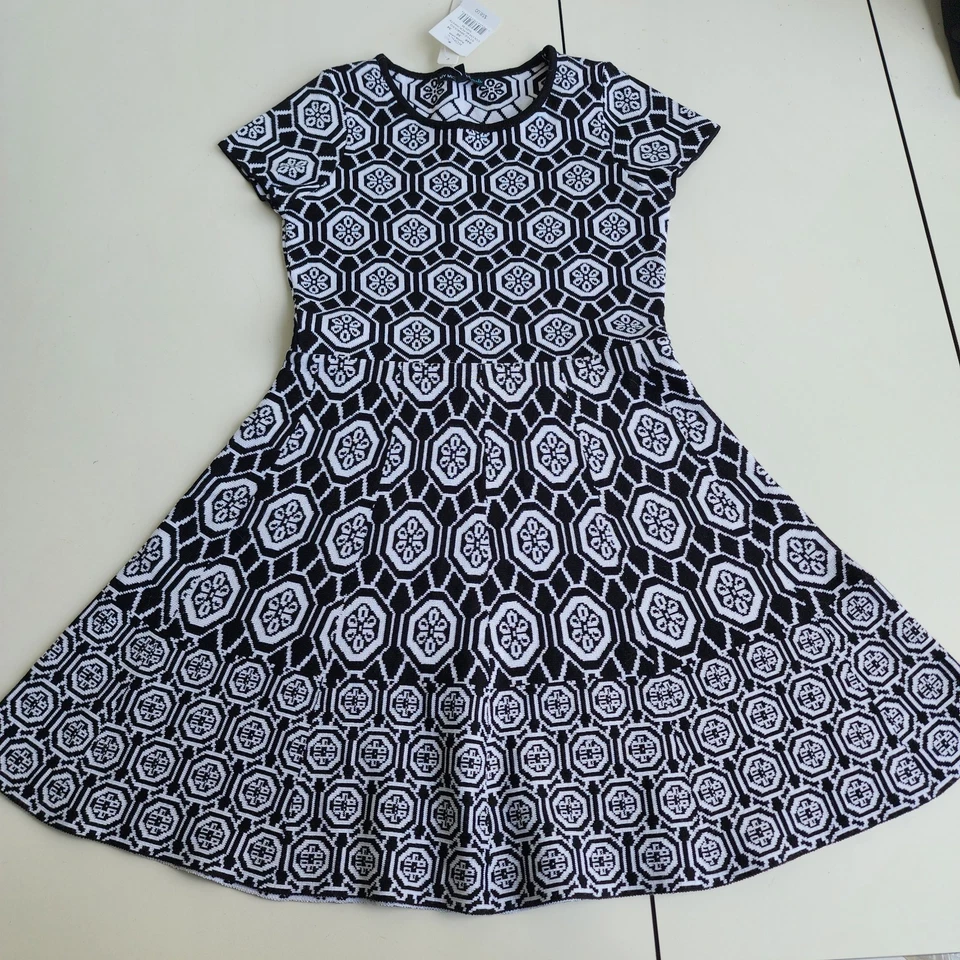 NUEVO CON ETIQUETAS $58 Vestido de punto My Michelle para niñas entallado y acampanado negro blanco talla M 7-8  Foto 1 de 4