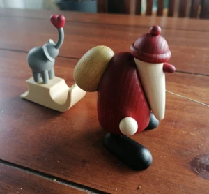Björn Köhler Sonderedition "Weihnachtsmann mit Elefant auf Schlitten" NEU/OVP - Bild 1 von 3