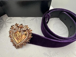 Gürtel „ Dolce& Gabbana „Samt Violett, Leder , Herzschnalle In Gold, Neu /Karton - Bild 1 von 7