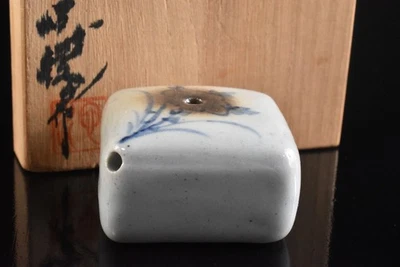 U8466: MACETA DE AGUA Coreana Flor Azul y Blanca, automática con caja firmada Herramienta de caligrafía. Foto 1 de 4