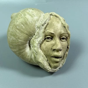 Kunst Skulptur Frauengesicht in Gastropodenschale Handarbeit signiert B. Bond 1981 - Bild 1 von 8