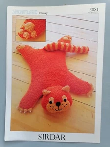 FLOOR (CAT) RUG, 76x61cm, 8ply - Sirdar Knitting Pattern 3081 - Picture 1 of 3