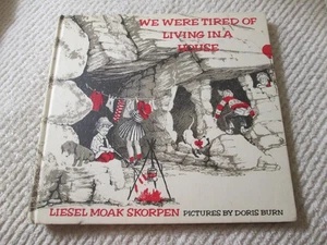 We Were Tired of Living in a House Liesel Moak Skorpen 1969 HC Weekly Reader - Imagen 1 de 16
