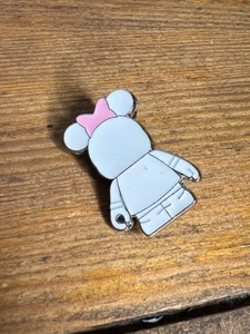 Prendedor comercial Disney moño de pelo rosa en blanco Vinylmation Jr - Imagen 1 de 2