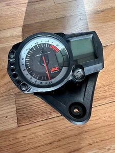 2008 SUZUKI GSXR600 OEM GAUGES DISPLAY CLUSTER SPEEDOMETER TACHOMETER - Picture 1 of 1