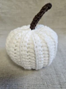 Calabaza de ganchillo blanca mediana hecha a mano otoño granja Halloween - Imagen 1 de 4