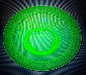 Tazón para servir Fostoria Royal verde uranio tres patas borde grabado - Imagen 1 de 14