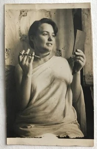 ALTES FOTO - VINTAGE SNAPSHOT - SEXY FRAU - SCHÖNHEIT SPIEGEL SCHMUCK - WOMAN - Bild 1 von 2