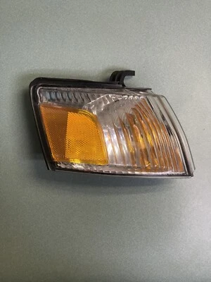 Передний индикаторный фонарь 2001 Isuzu Axiom RS - Изображение 1 из 4