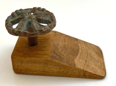 Tope de puerta vintage cuña de madera manija de latón reciclado núcleo de cabaña Foto 1 de 4