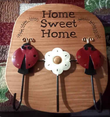 Hand Painted Wooden Lady Bugs  & Flower Key Wall Hanger /3 Large Hooks  9x10.5 Foto 1 de 3
