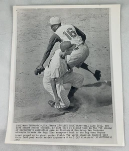 MLB 1962 03/16 AP WirePhoto - Phil Lenz, Yankees/Leo Cardenas, Reds - Bild 1 von 2