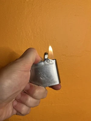 Encendedor plano de pie vintage marrón y Bigelow Spark Lite Foto 1 de 4