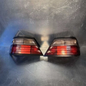 Juego de montaje de luces traseras y Schefenacker OEM para Mercedes-Benz W124 sedán - Imagen 1 de 19
