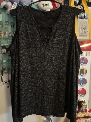 Top negro de manga larga con hombros descubiertos 2X Ambiance Apparel para mujer talla grande Foto 1 de 4