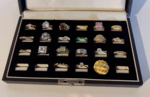 21 Vintage bis moderne Modeschmuck Ringe verschiedene Größen 5-9 mit Schmuckkästchen - Bild 1 von 10