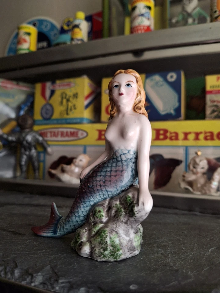 Pecera acuario vintage años 50 cerámica cola roja fantasía sirena apoyada en roca Foto 1 de 4