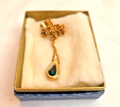 VINTAGE AVON BIRTHSTONE PENDANT NECKLACE MAY EMERALD GLASS 15inORIGNAL BOX 1976  - Image 1 of 3