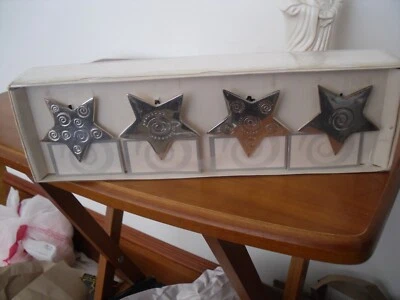 Pier One 4 Estrellas Servilleteros Anillos con Colocar Tarjeteros Placa Plata Remolinos Caja Foto 1 de 4