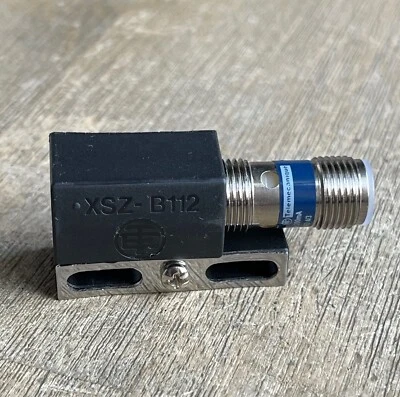 TELEMECANIQUE XS1 N12PA3490 INDUCTIVE PROXIMITY SENSOR XSZ-B112 MOUNTING BRACKET - Image 1 of 4