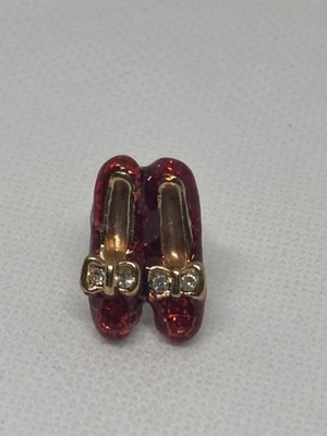 Broche miniatura de broche de lapela chinelos rubi esmalte glitter vermelho presente Mágico de Oz - Imagem 1 de 4