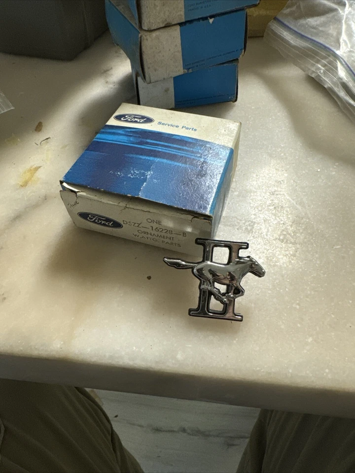 Nuevo de Lote Antiguo Ford Mustang II 1974-1978 2 RH Guardabarros Ornamento Emblema 1975 1976 1977 Foto 1 de 1